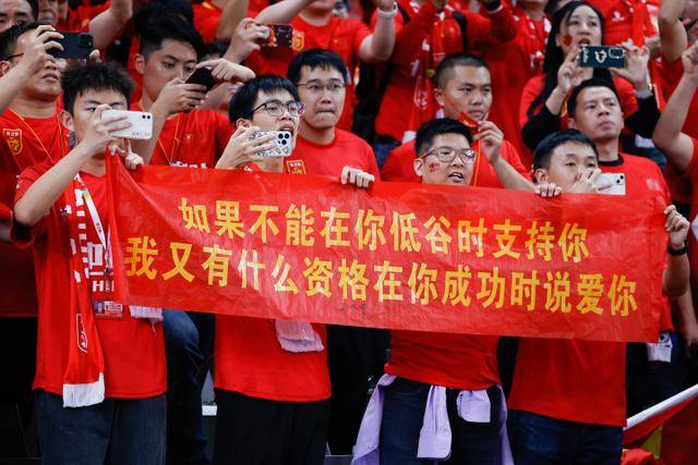 白宫发布白头海雕捕猎加拿大鹅画面回应贸易紧张